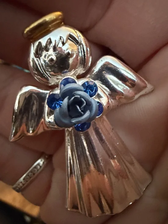 Set of FOUR Christmas/holiday themed pins - Picture 3 of 6